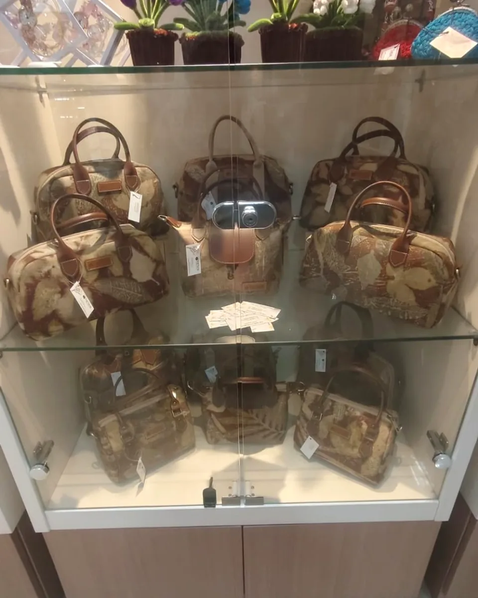 Koleksi tas dengan motif botanikal