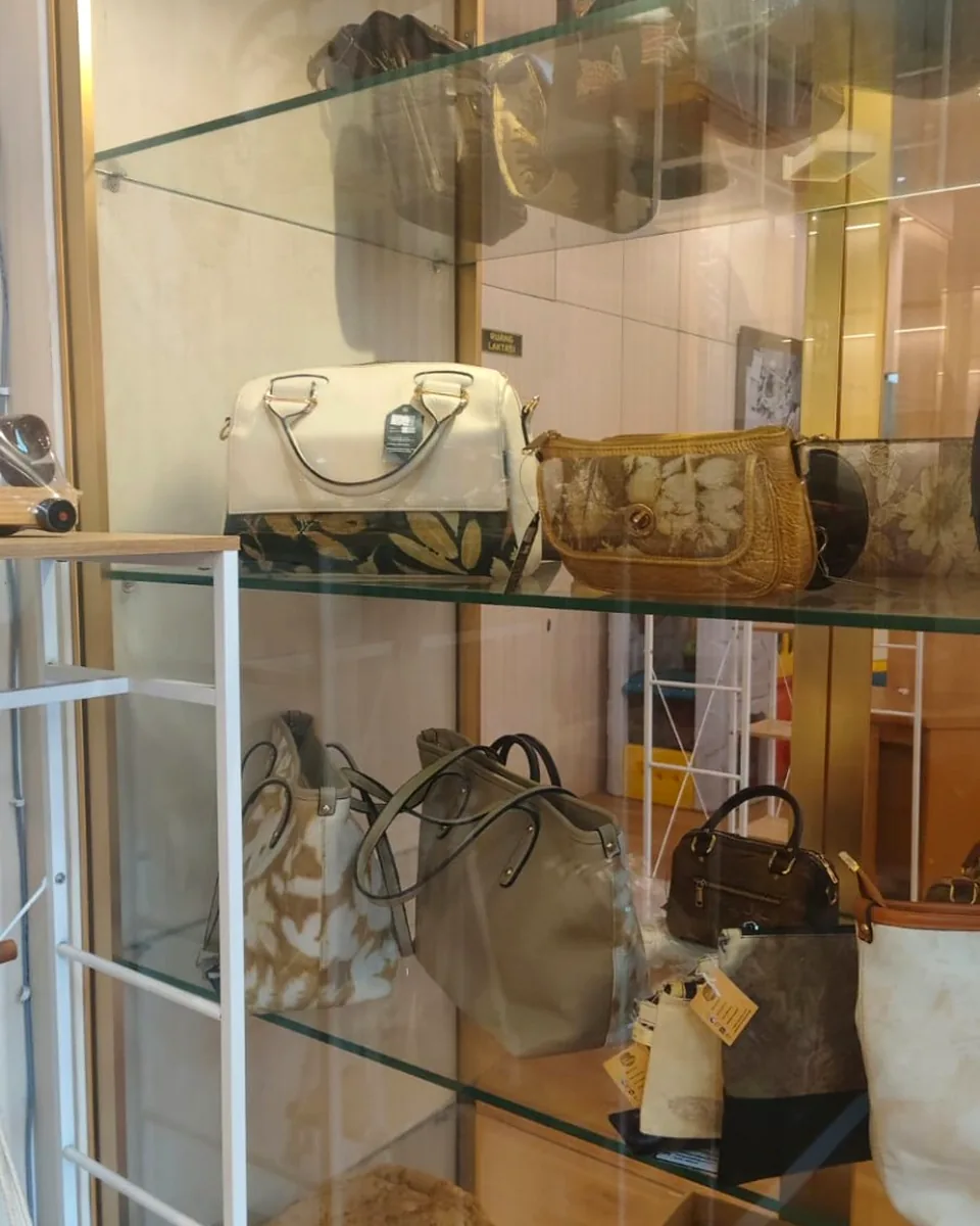 Tas dengan material dan motif tekstil tradisional