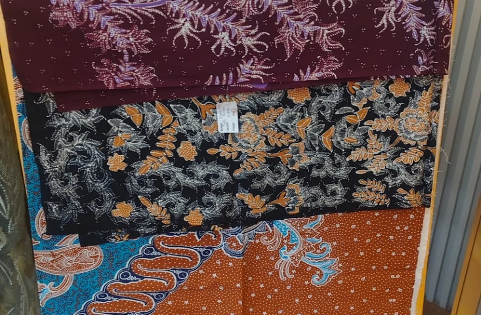 Kain batik dengan motif tumbuhan dan warna khas